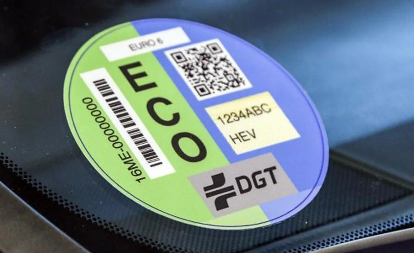 Madrid obliga a los conductores a colocar el distintivo medioambiental de la DGT