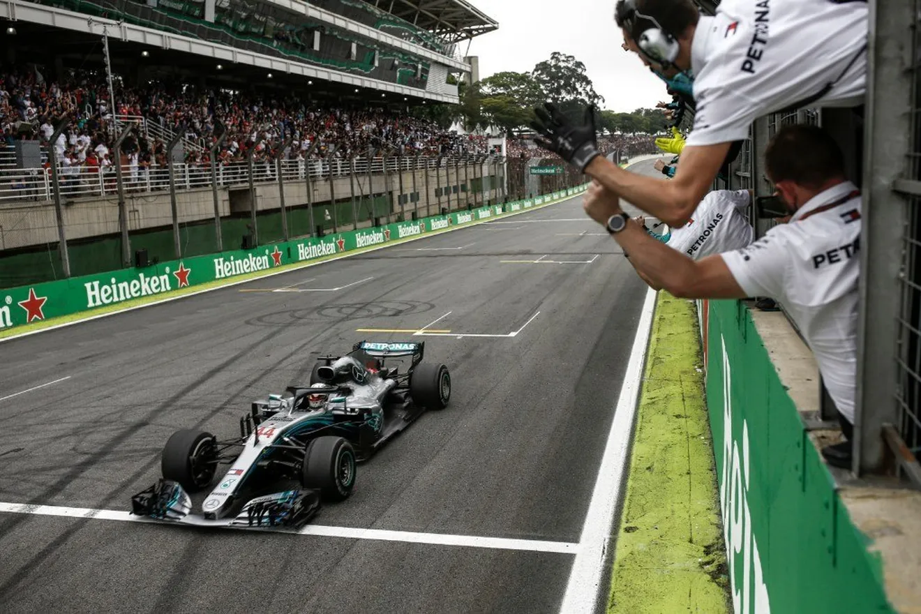 Un escape roto puso en peligro la victoria de Hamilton y el título de Mercedes