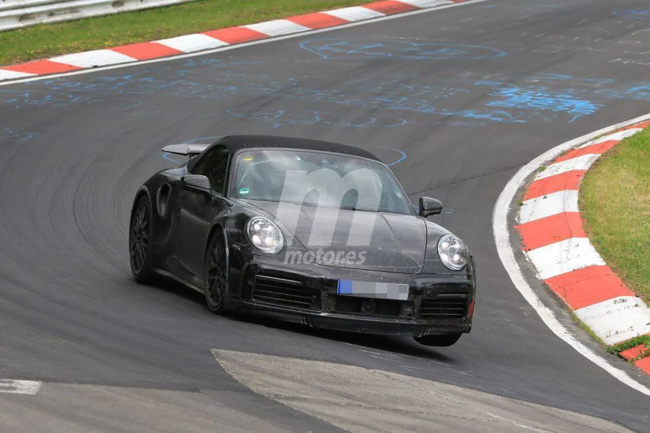 Porsche prueba el Taycan junto a varias versiones del 911 en Nürburgring