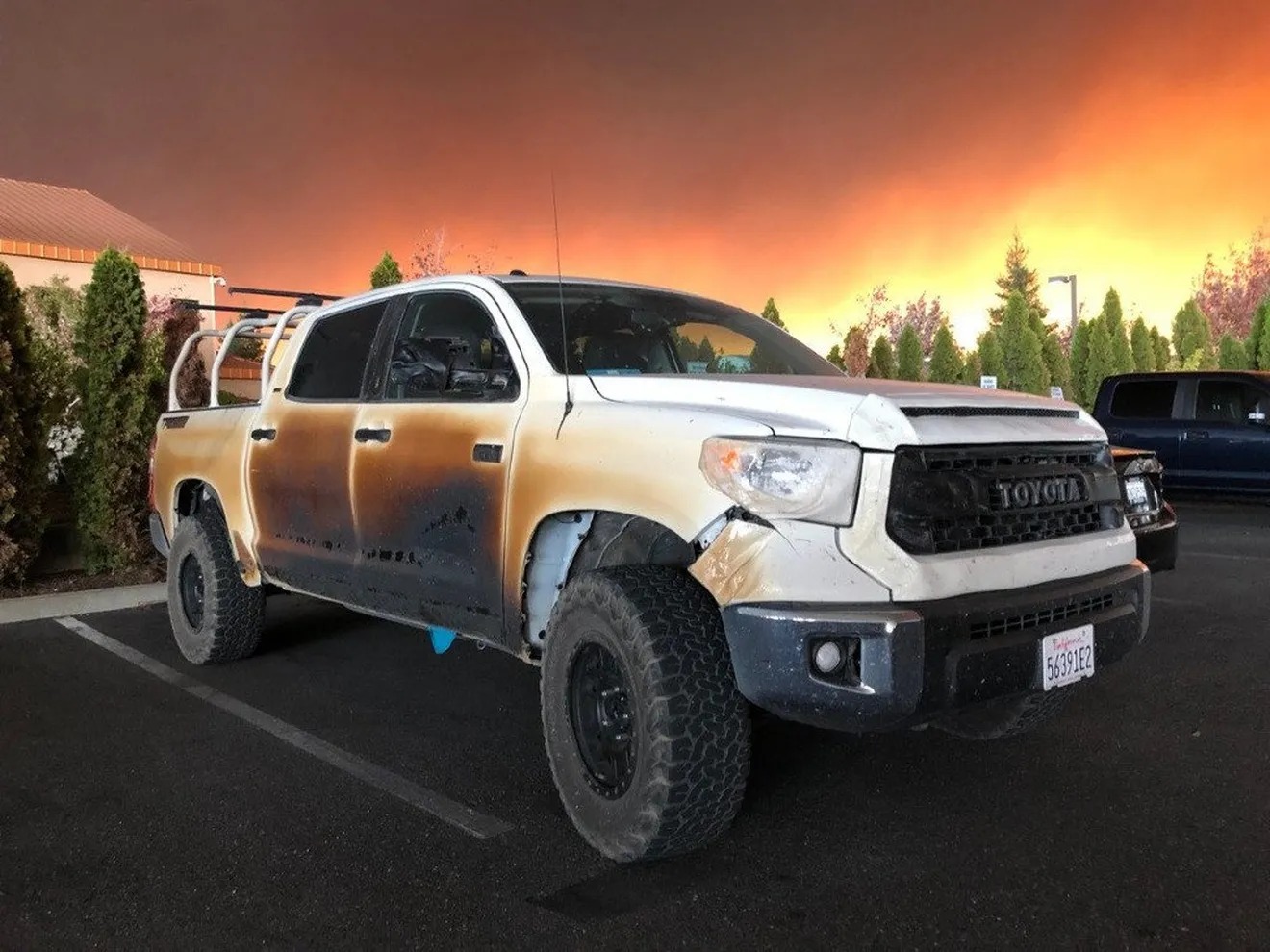 Toyota regala un nuevo Tundra a uno de los héroes de los incendios de California