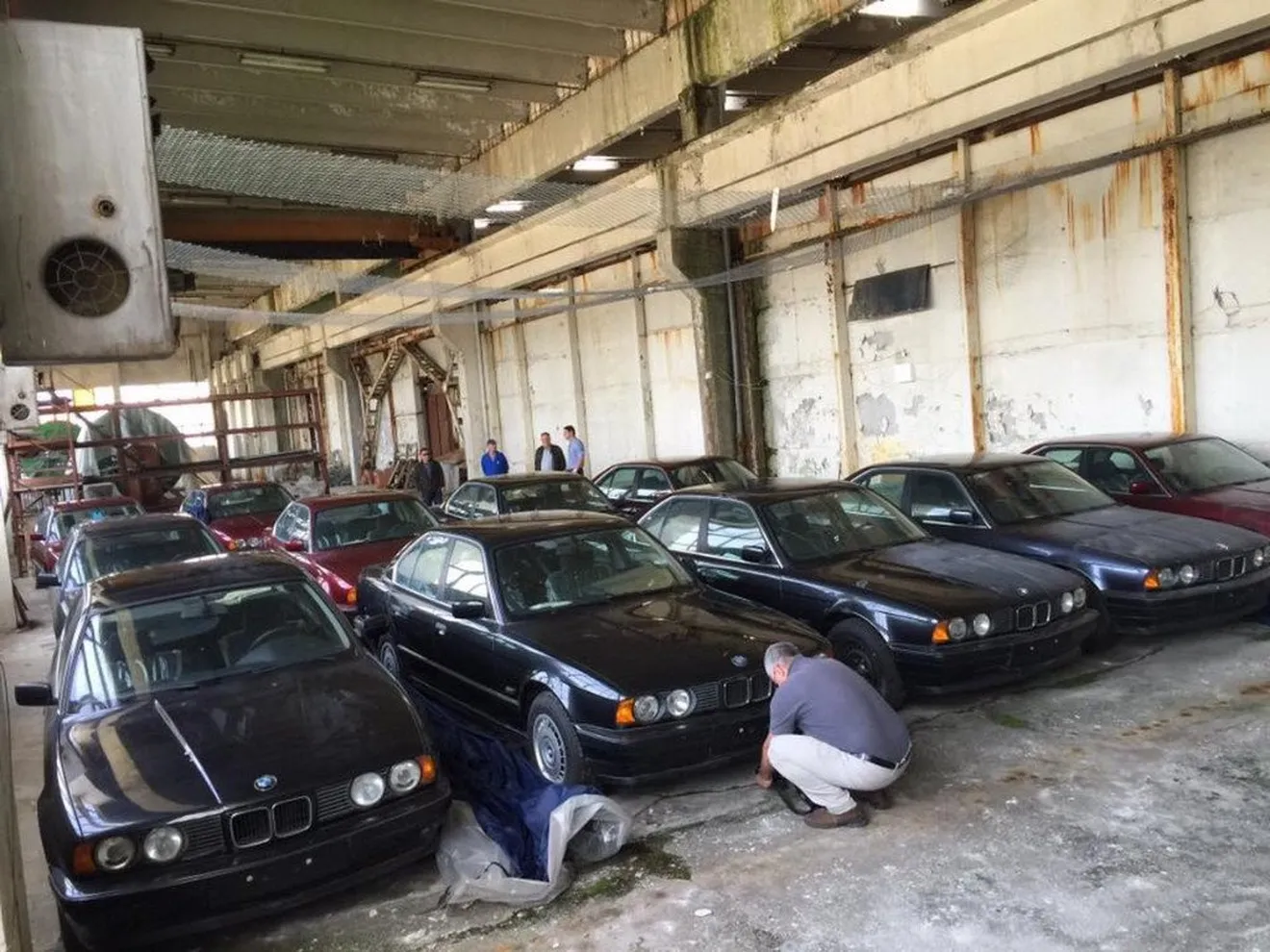 Descubiertos 11 BMW Serie 5 E34 a estrenar abandonados en un almacén