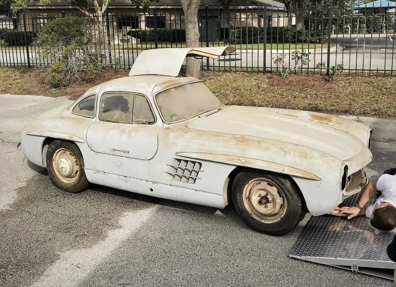 Descubierto un Mercedes-Benz 300 SL Gullwing abandonado en Florida