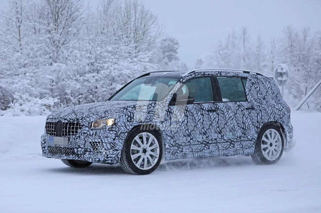 El nuevo Mercedes-AMG GLB 35 juega en la nieve con sus más de 300 CV