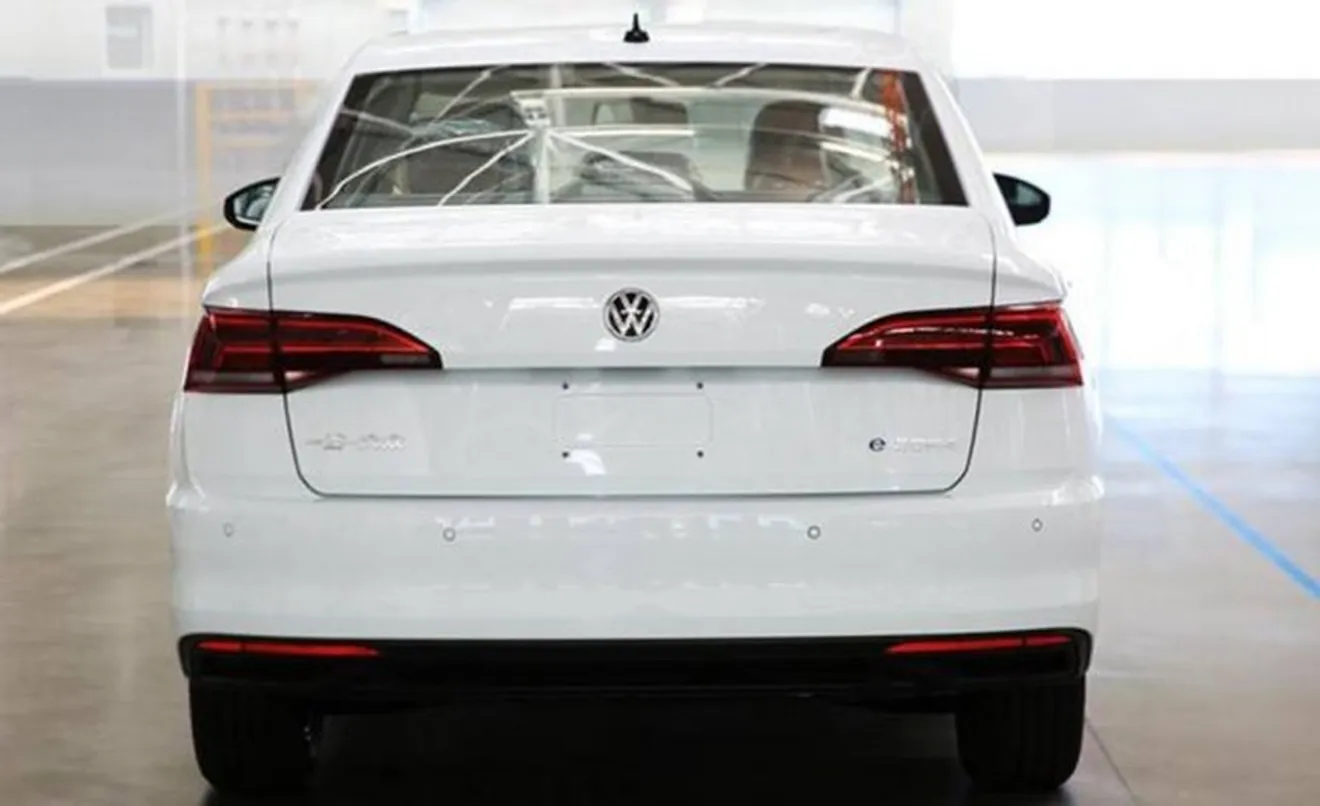 Volkswagen e-Bora - foto espía posterior