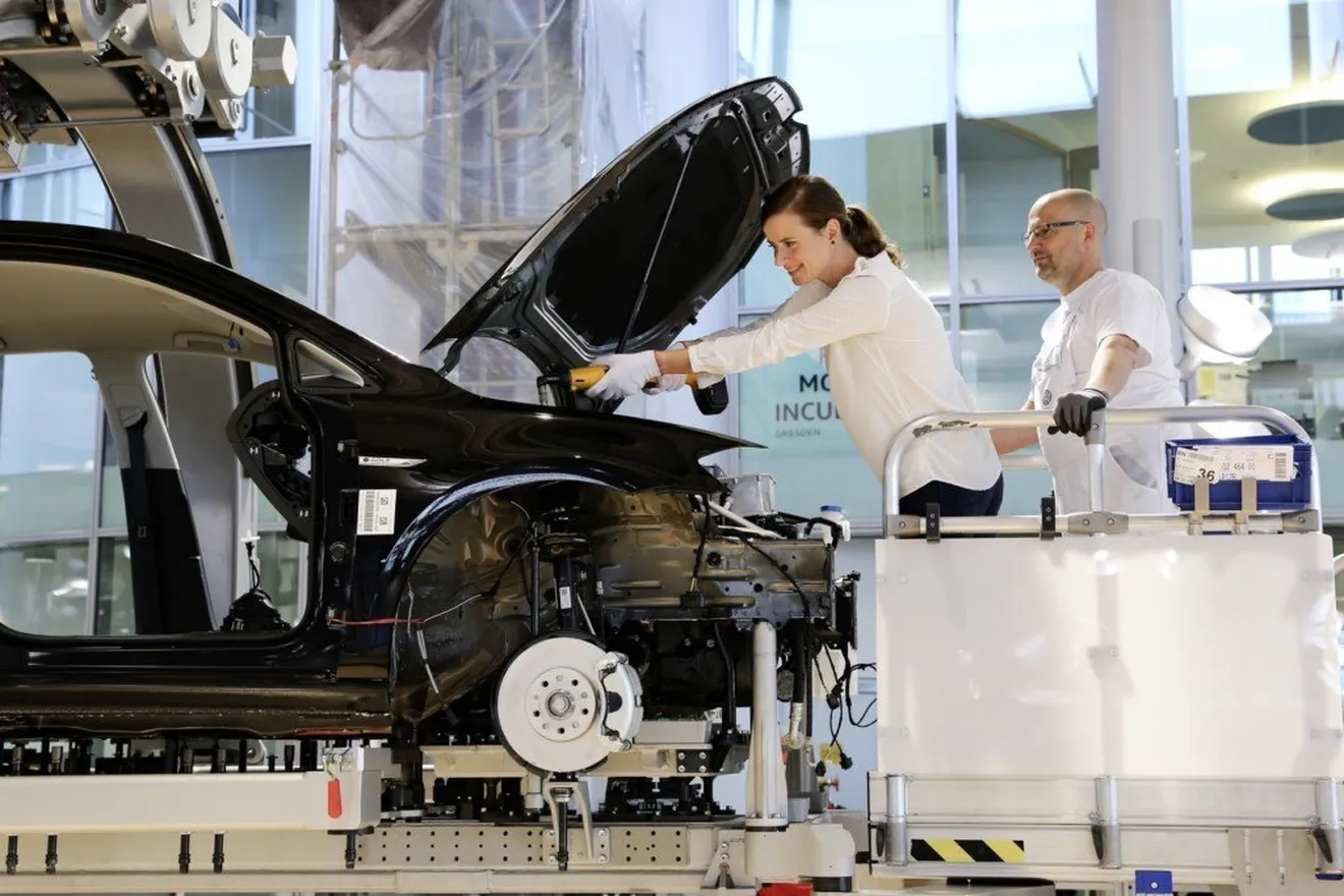 Volkswagen abre la puerta de Dresde a los clientes del e-Golf participando en su producción
