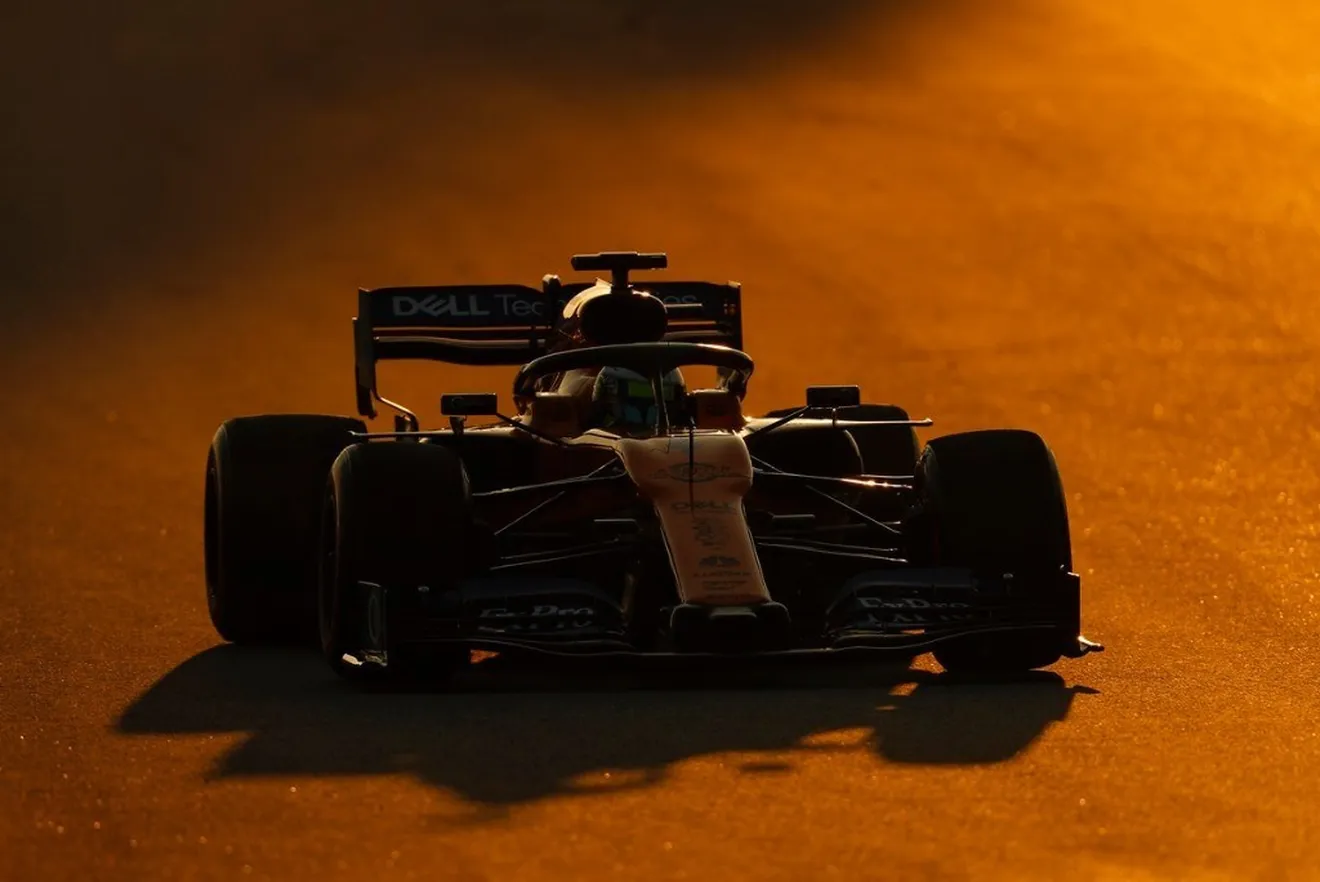 [Vídeo] El McLaren MCL34 lidera pero se para, primeros problemas serios para Mercedes
