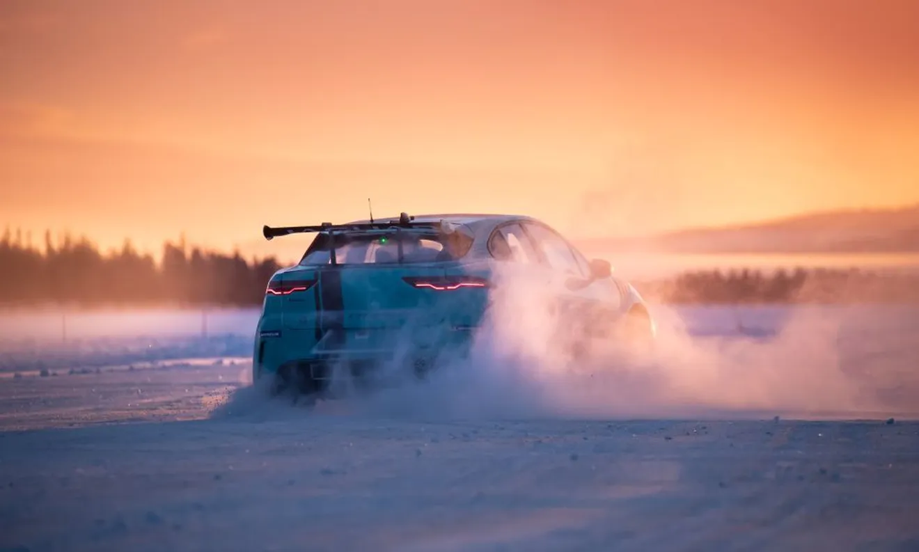 Jaguar Racing pone a punto al I-PACE eTROPHY en el Círculo Polar Ártico