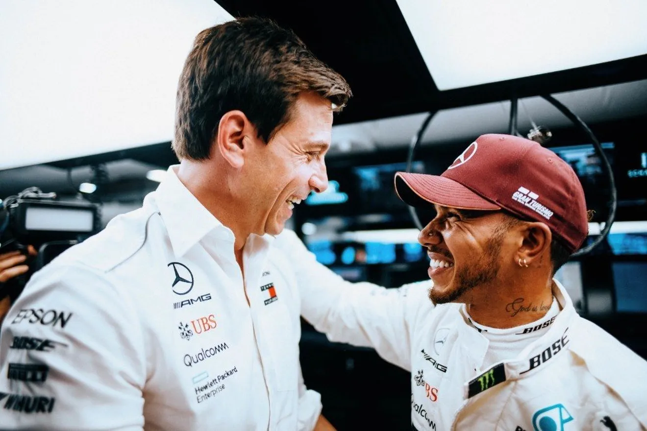 Wolff: "Los pilotos suelen quejarse del equipo, Hamilton lo elogia"