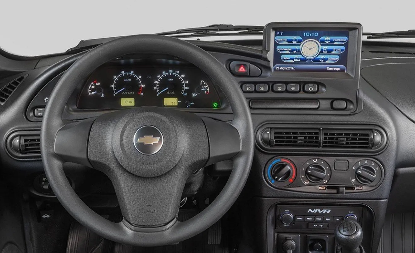 Así de extraño luce el interior del Chevrolet Niva con su nuevo sistema multimedia