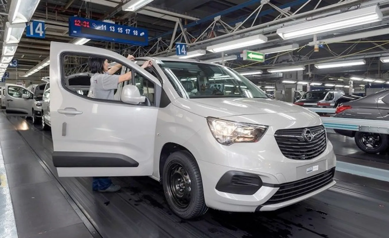 Producción del Opel Combo en la fábrica de PSA en Vigo