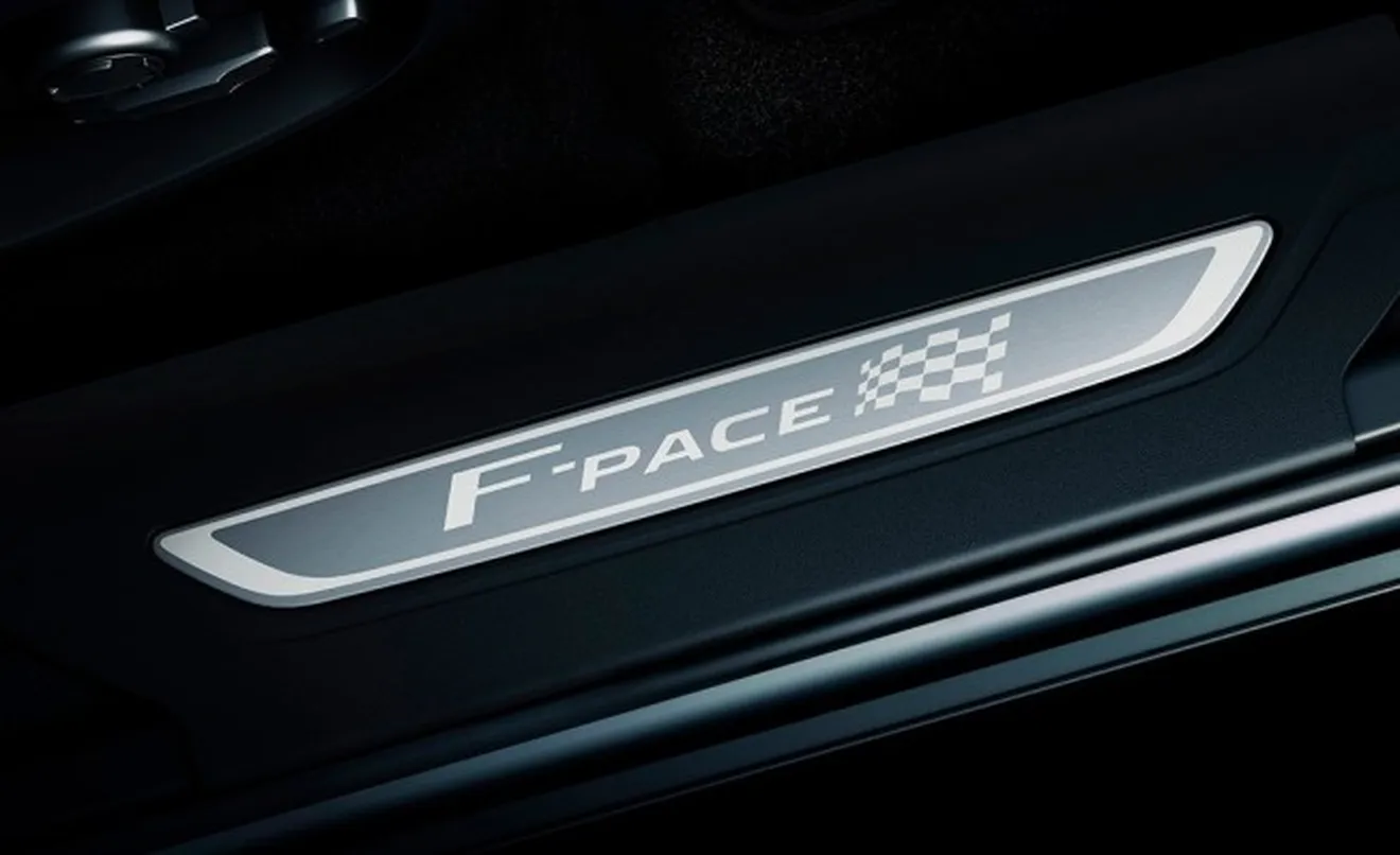 Jaguar F-Pace Chequered Flag Edition - interior
