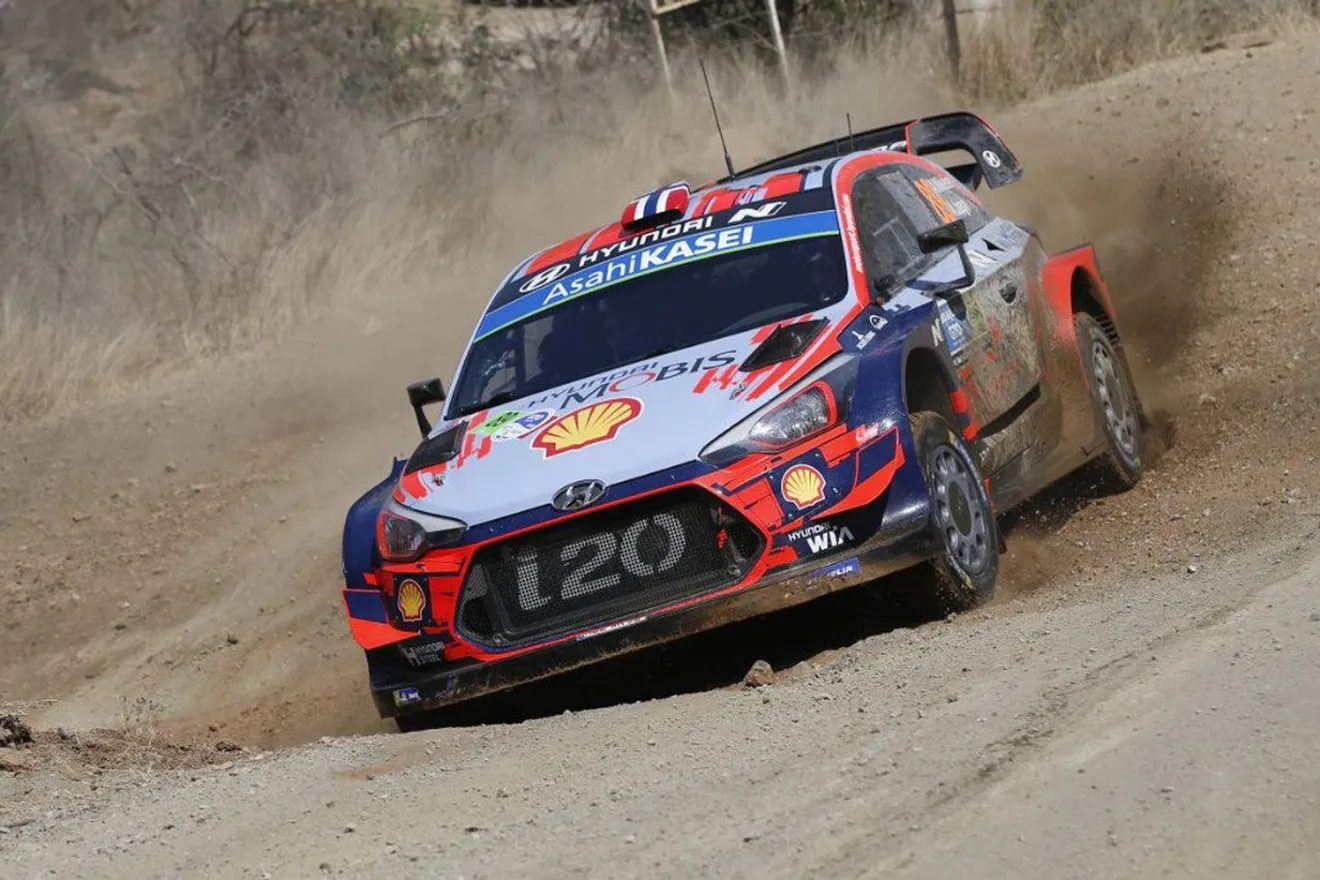 Pulso entre Mikkelsen y Ogier al inicio del Rally de México