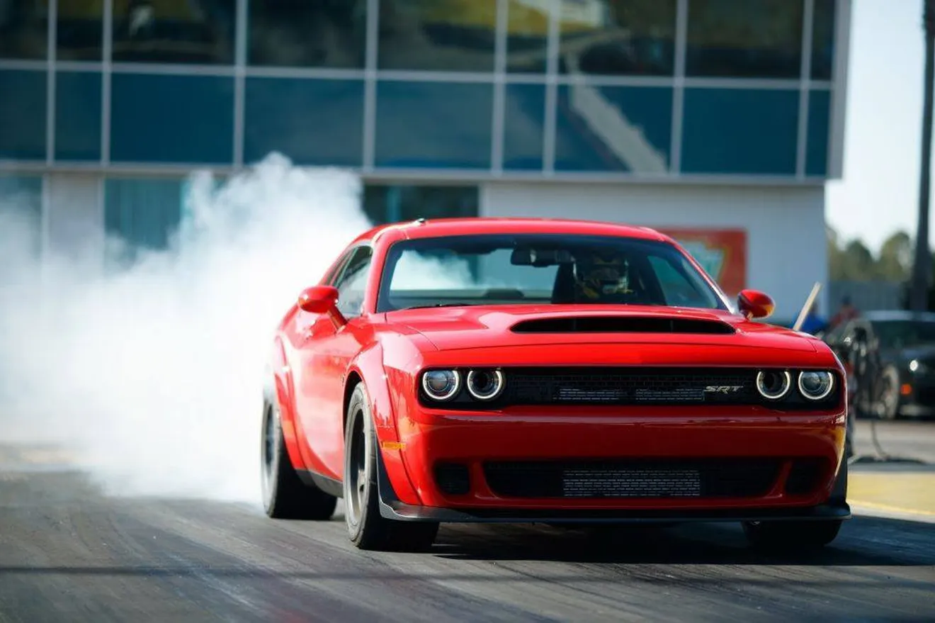 Drag race: Dodge Challenger Hellcat vs Dodge Challenger Demon