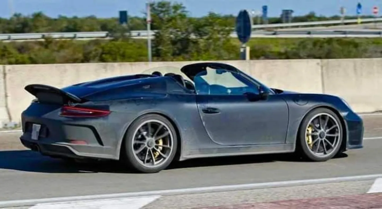 El nuevo Porsche 911 Speedster cazado con su alerón desplegado