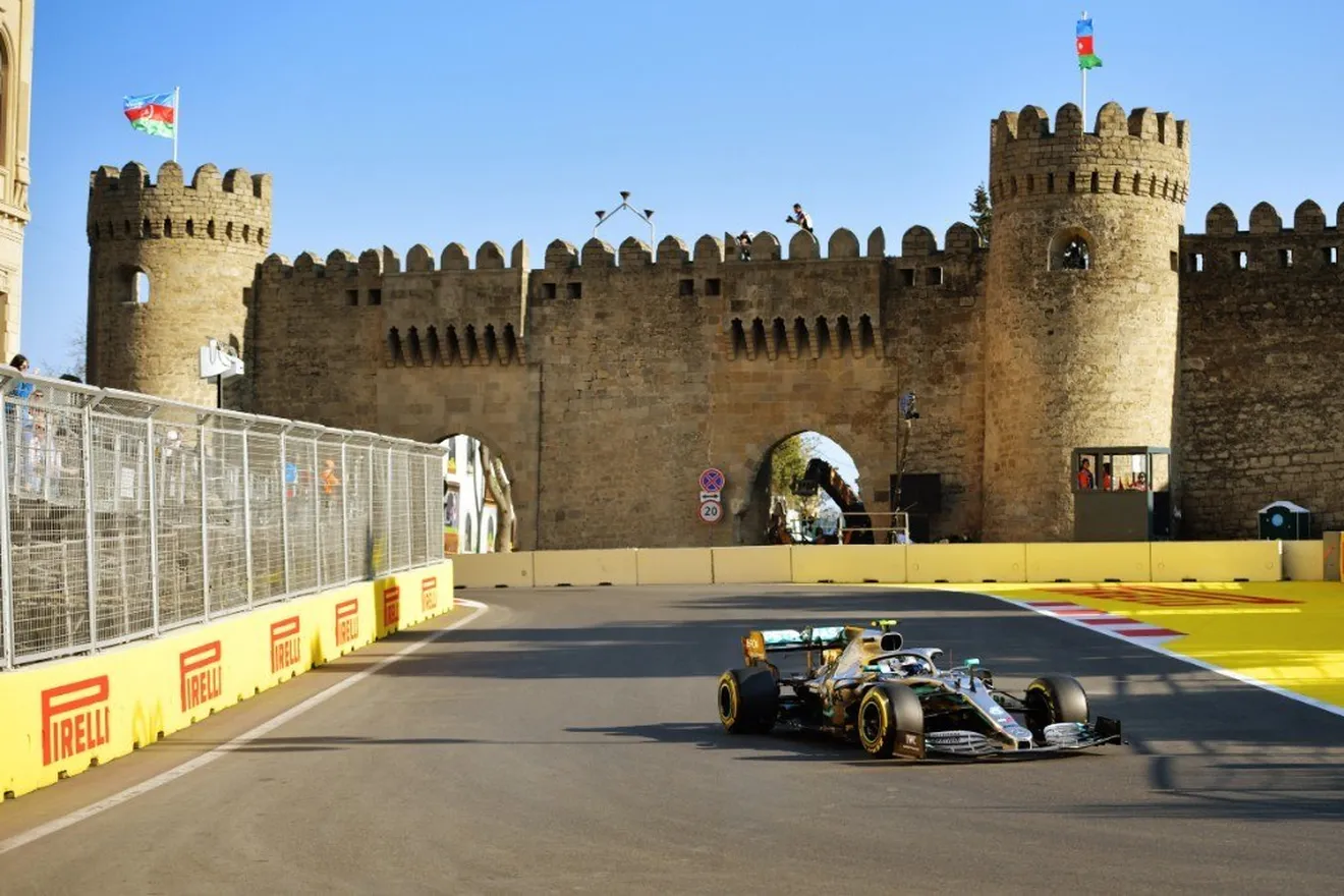 Bottas saca una inesperada pole de la accidentada clasificación en Bakú