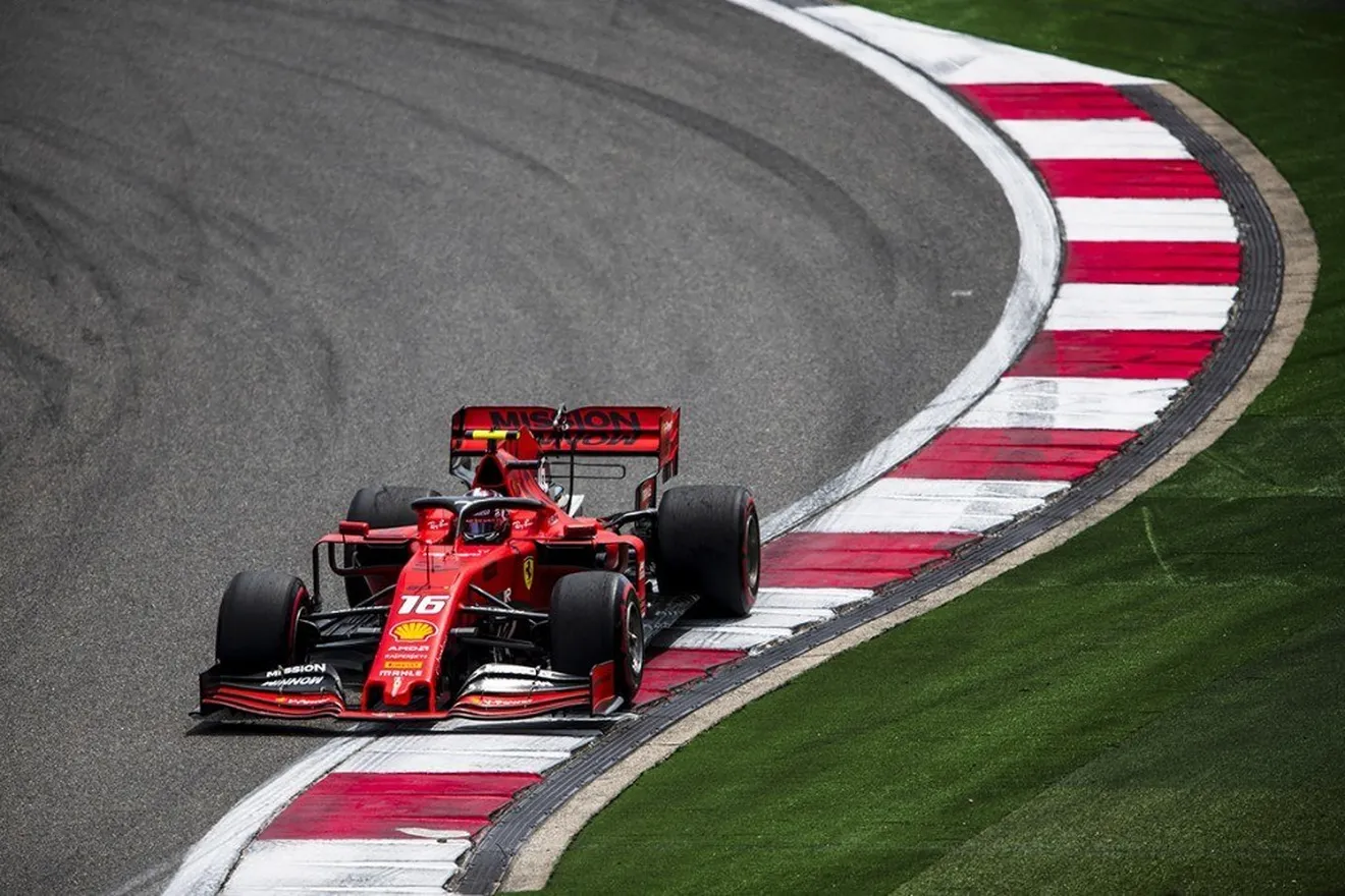Leclerc prefiere no hacer "comentarios absurdos", Vettel ve "justa" la decisión
