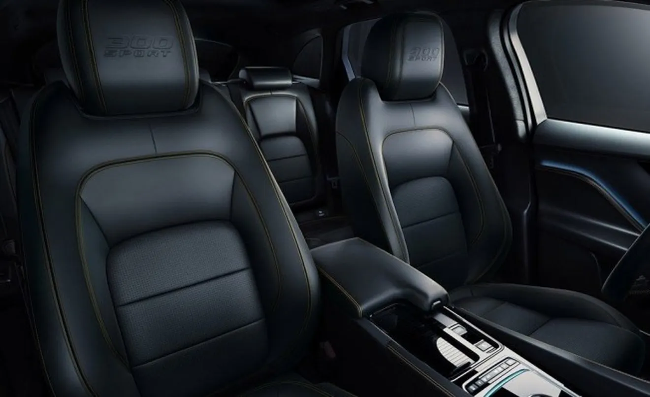 Jaguar F-Pace 300 Sport - interior