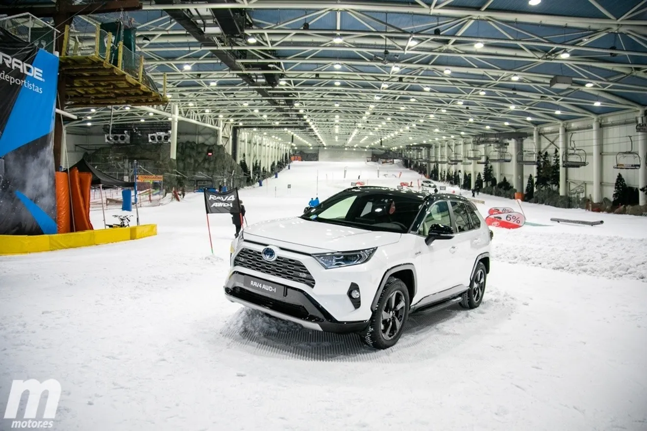Ponemos a prueba la tracción AWD-i de Toyota sobre pista de nieve