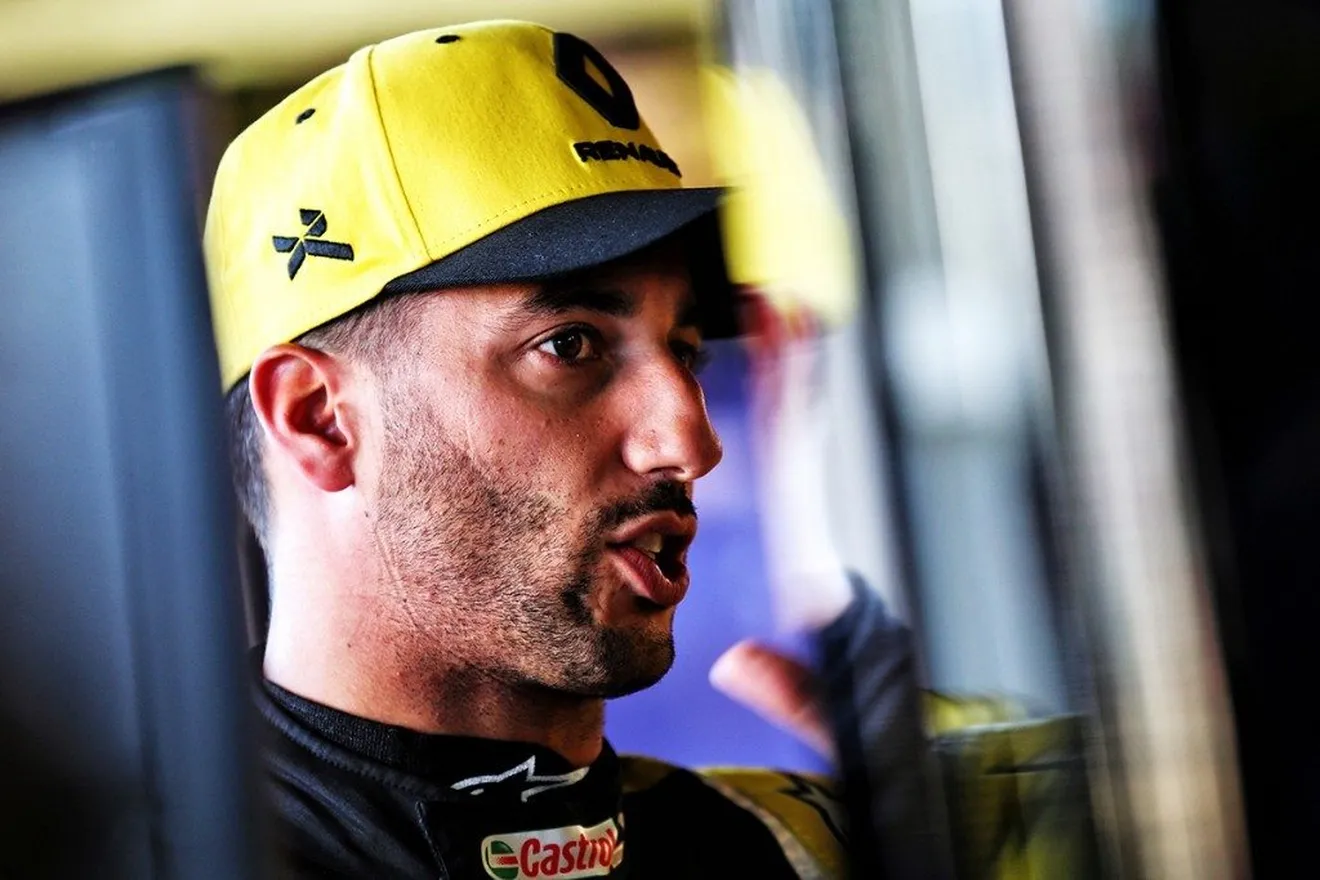 Ricciardo pide perdón a Kvyat: "Entré en pánico, no comprobé los espejos"