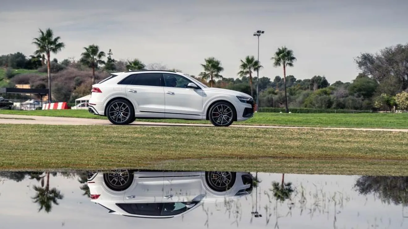 Desafíos Audi Q8: vídeo, alucina con dos Q8 frente a frente en una carrera ¡a la inversa!