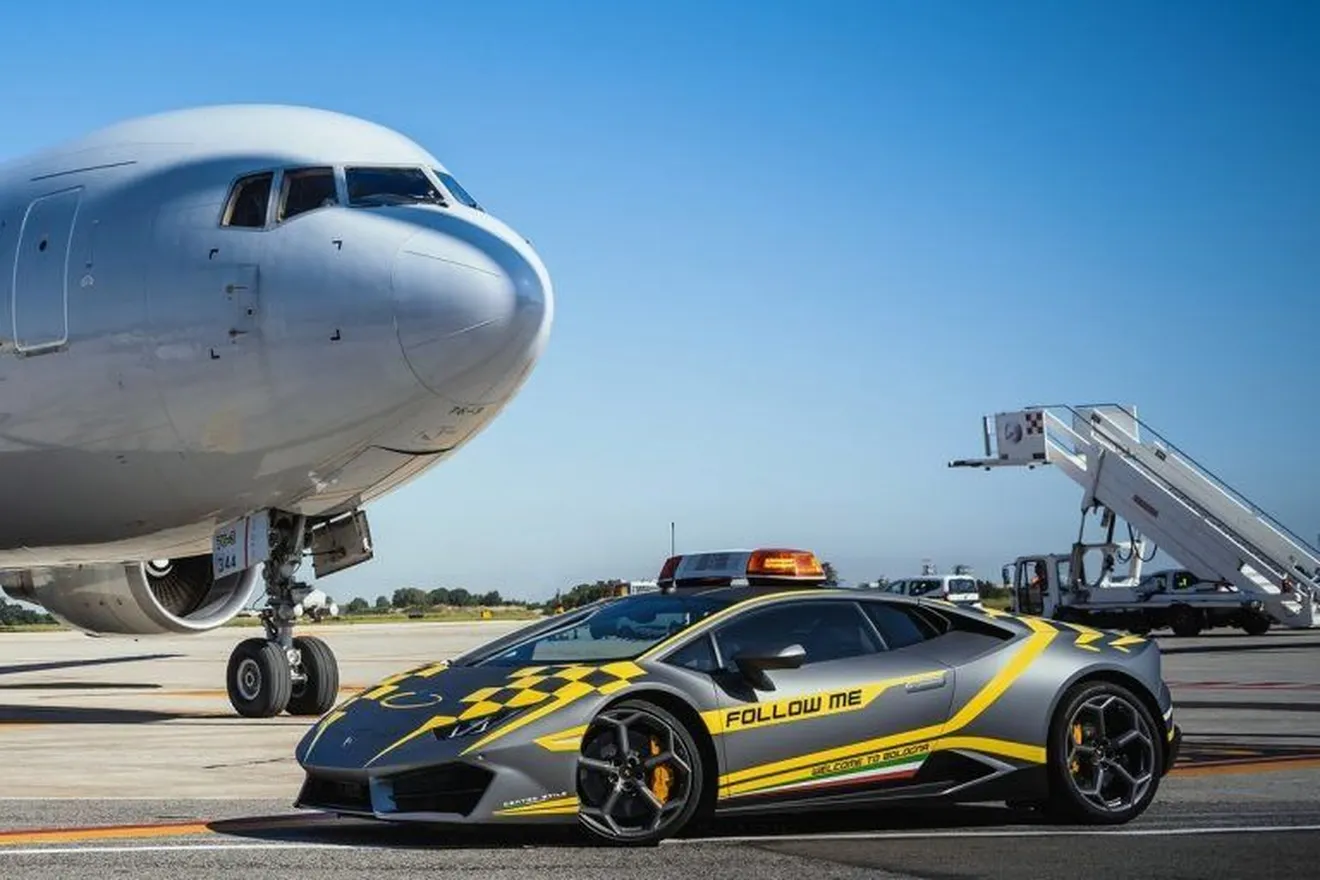 El Lamborghini Huracán hace de vehículo ‘Follow Me’ en el aeropuerto de Bolonia