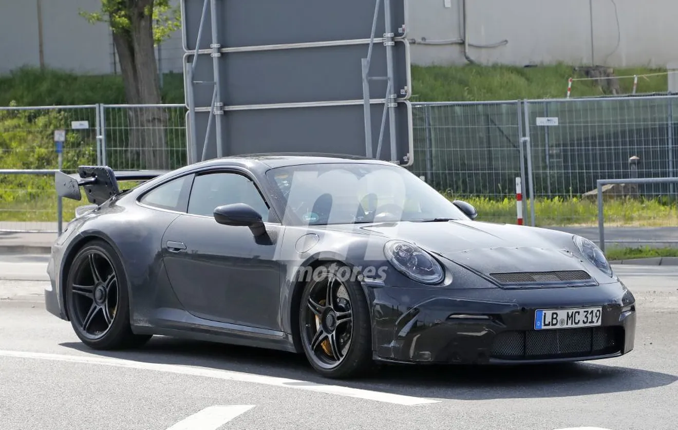 El nuevo Porsche 911 GT3 vuelve a posar en fotos espía en Nürburgring