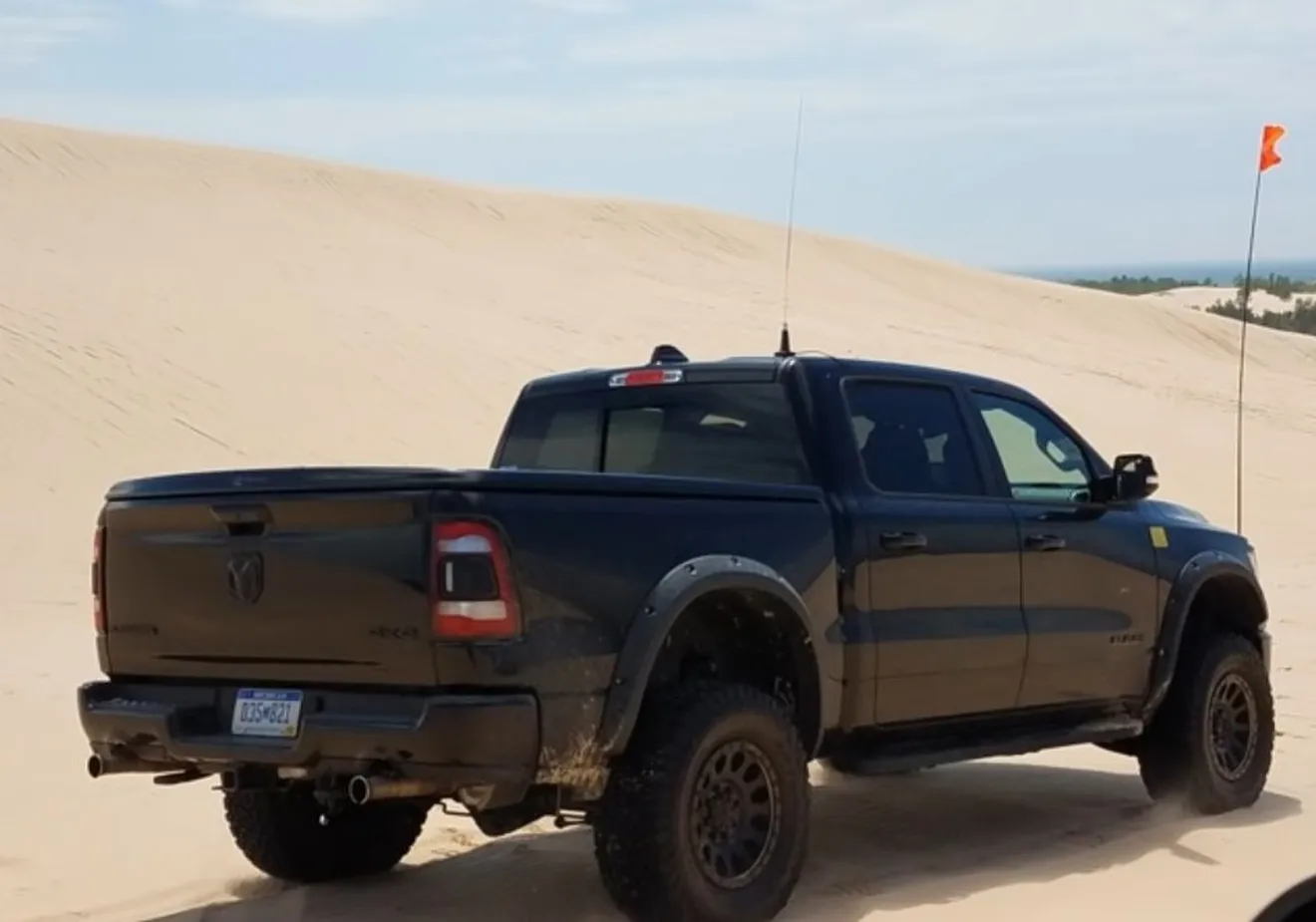 El futuro RAM Rebel TRX Hellcat se enfrenta a las dunas [vídeo]