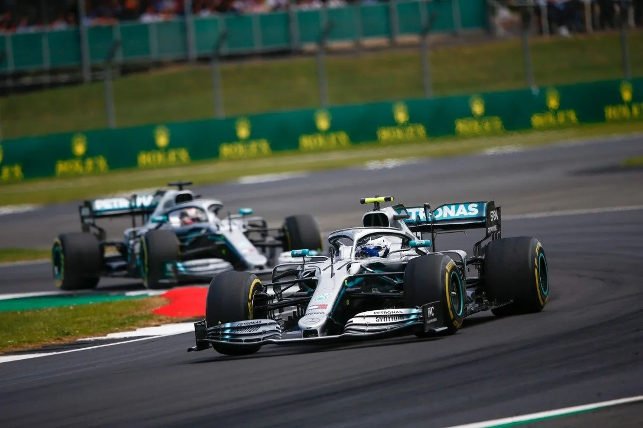 Las claves que explican el lío de estrategias divididas entre Hamilton y Bottas