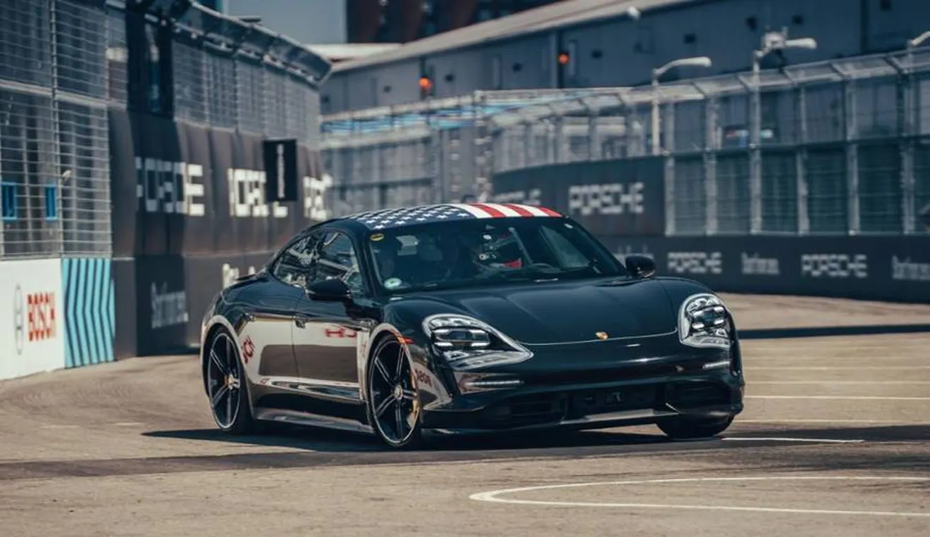 El Porsche Taycan rueda en la Formula E completando sus pruebas en circuito