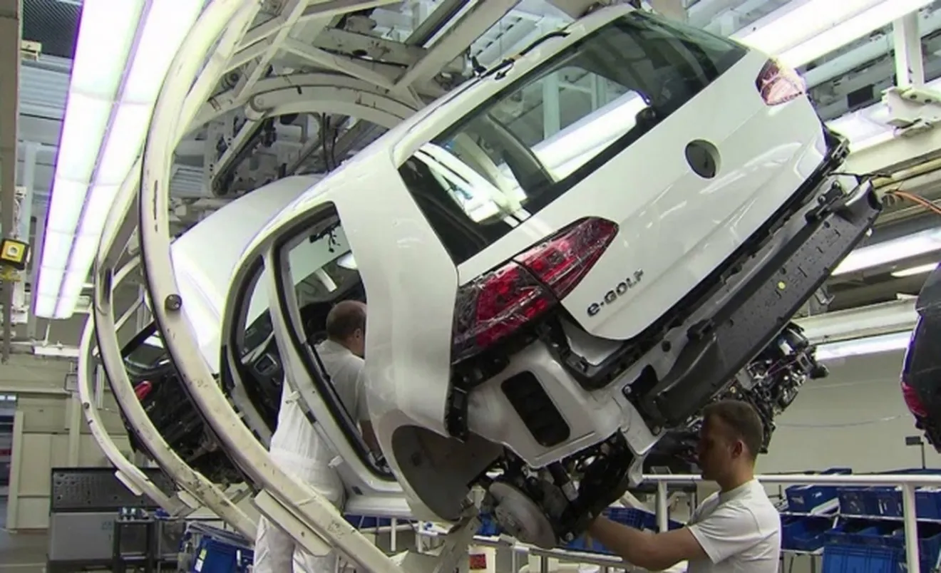 Producción del Volkswagen e-Golf, el popular coche eléctrico
