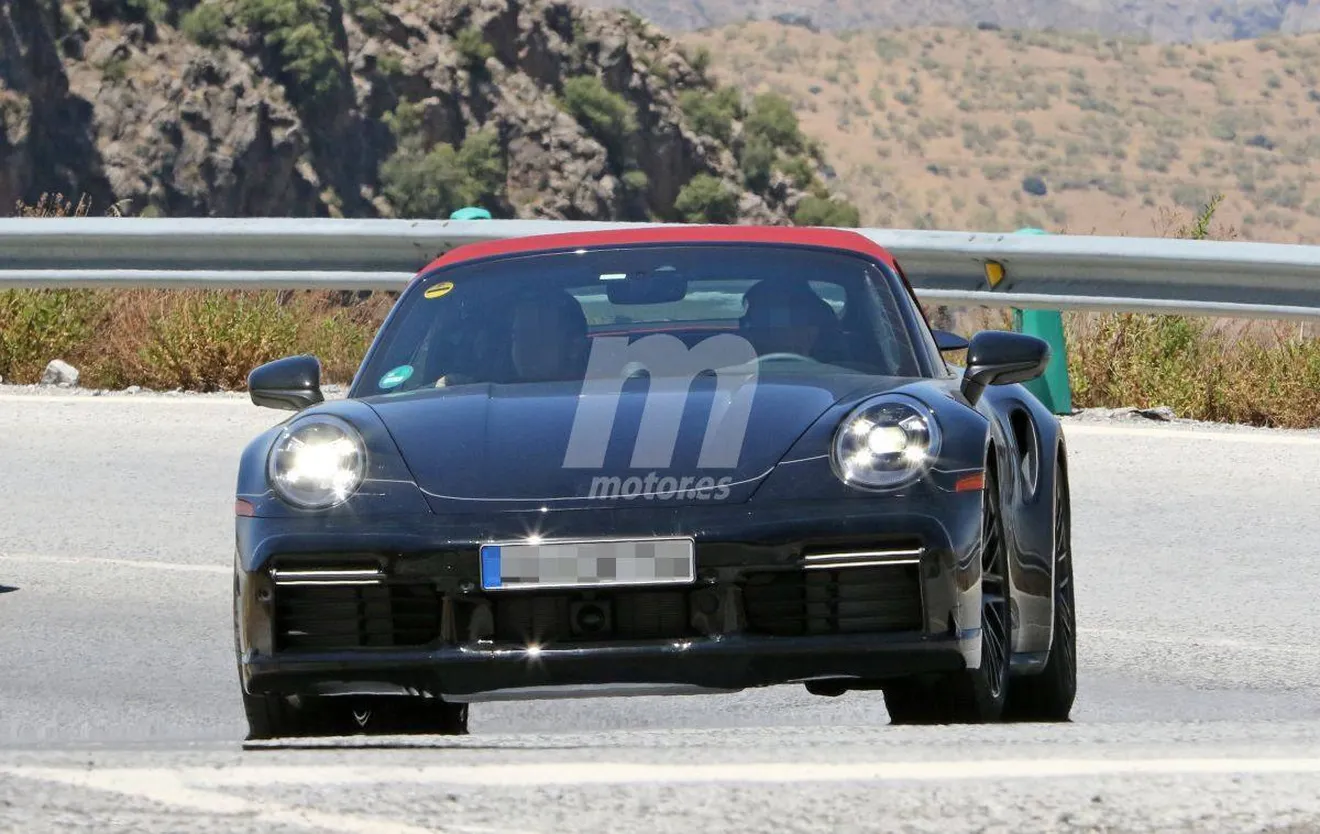 El nuevo Porsche 911 Turbo Cabriolet pierde algo de camuflaje y estrena nueva capota