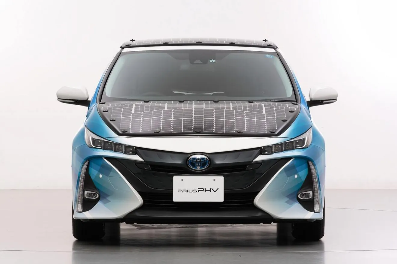 Toyota estudia la carga del Prius PHV mediante paneles solares