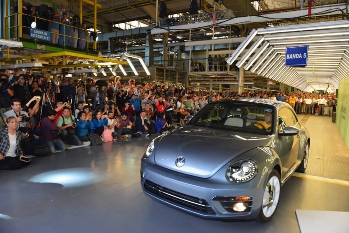 Volkswagen ensambla la última unidad del Beetle en México