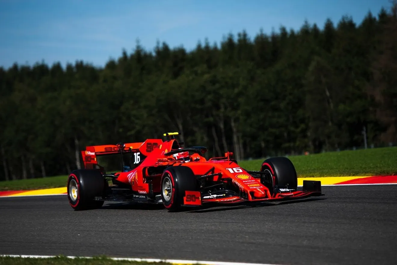 Leclerc arrasa a Vettel con una pole estratosférica