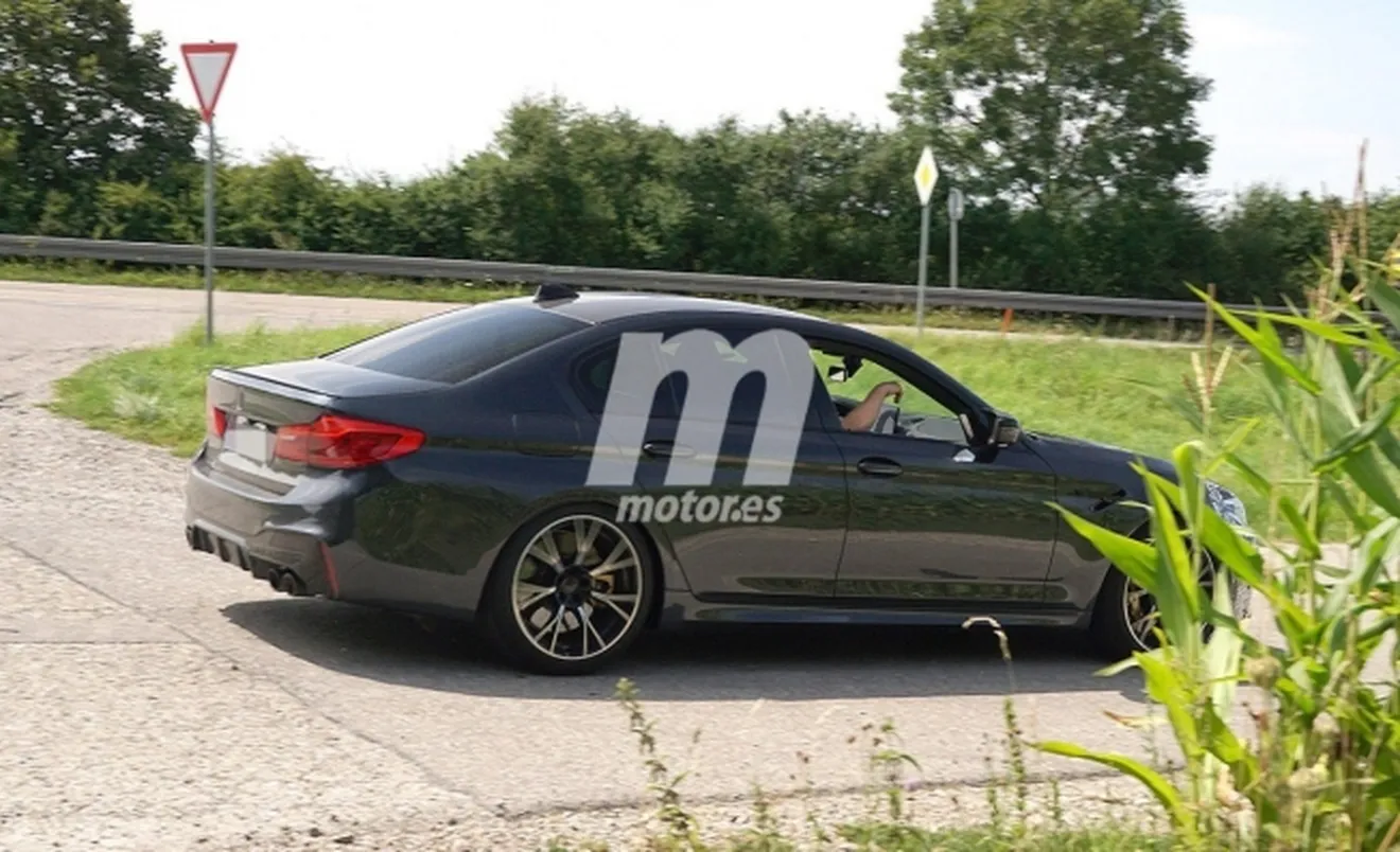 BMW M5 2021 - foto espía posterior