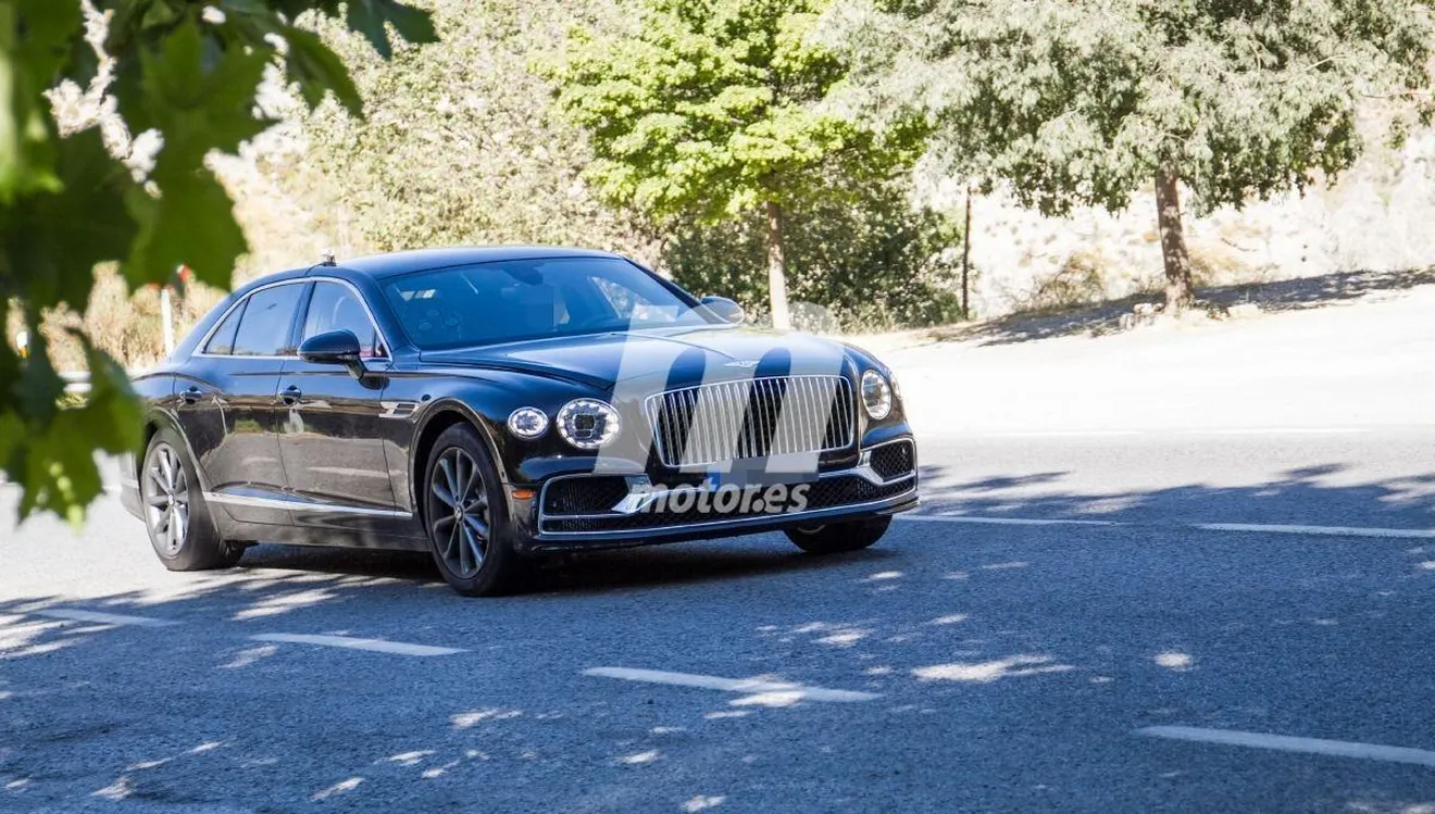El nuevo Bentley Flying Spur Hybrid rueda completamente destapado de camuflaje