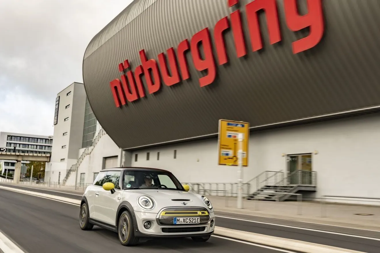 El nuevo eléctrico MINI Cooper SE afronta una prueba de eficiencia en Nürburgring