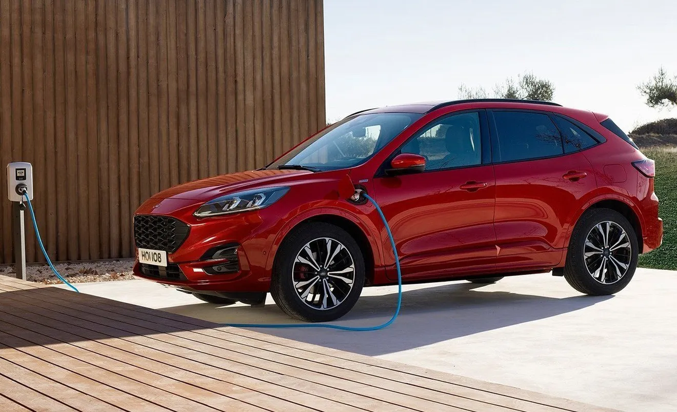 El Ford Kuga PHEV ya tiene precios en España: un nuevo SUV híbrido enchufable