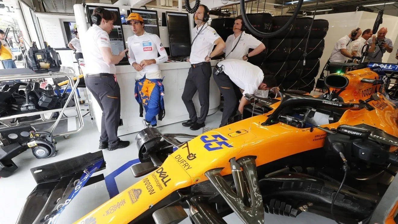 Un cable causó el fallo en el McLaren de Sainz, que valora salir desde el pit-lane