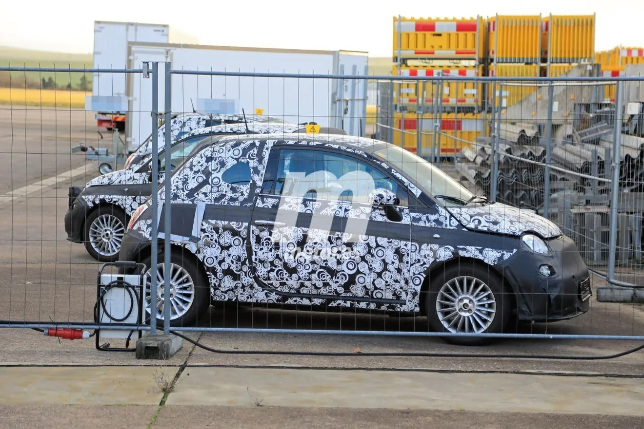 Nuevas fotos espía del Fiat 500e eléctrico muestran un interior más moderno y avanzado