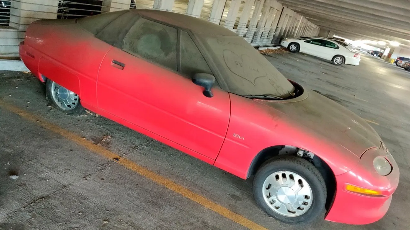 Un ejemplar del coche eléctrico GM EV1 aparece abandonado en un parking