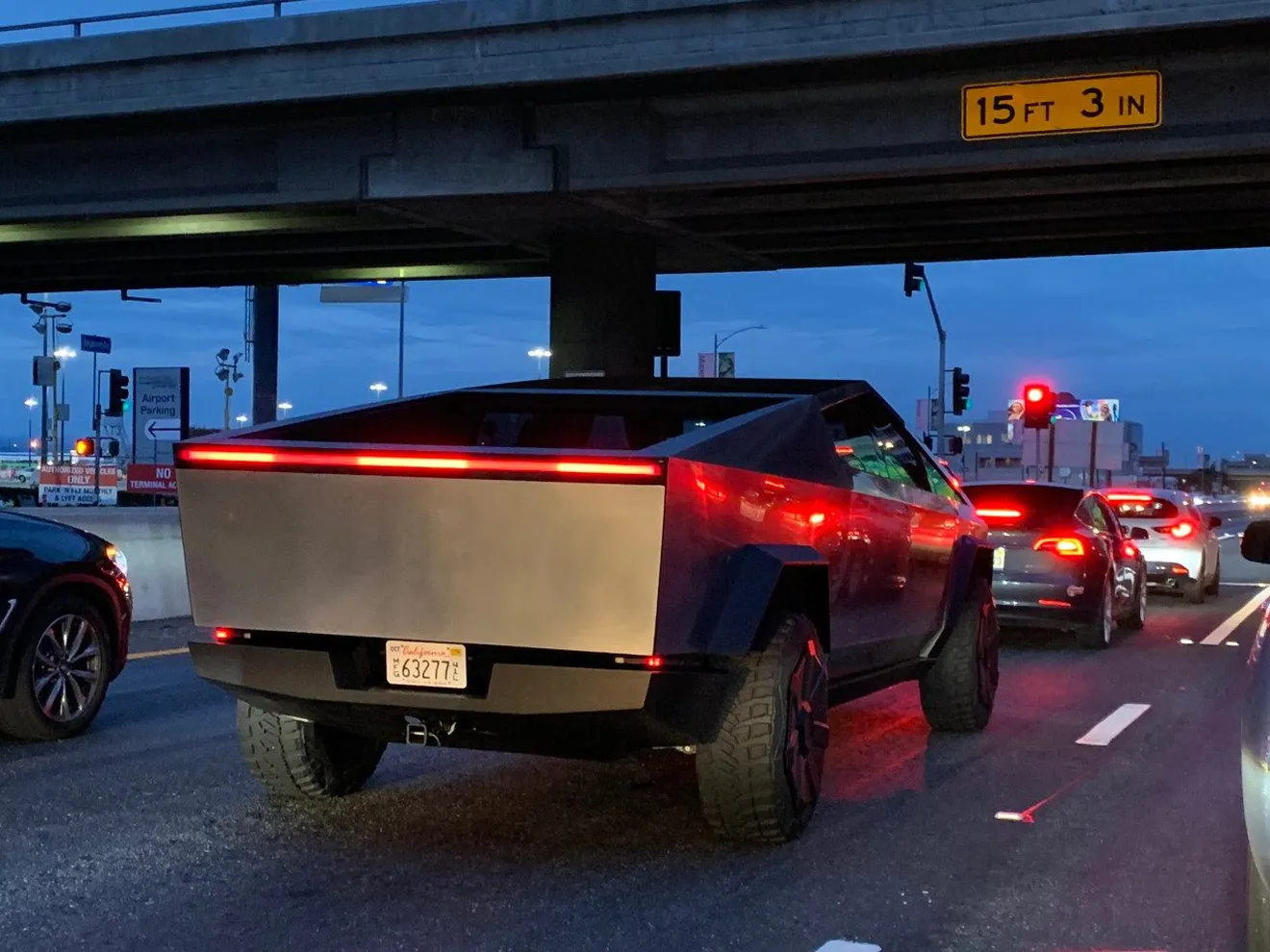 El Tesla Cybertruck luce aún más extraño en la calle