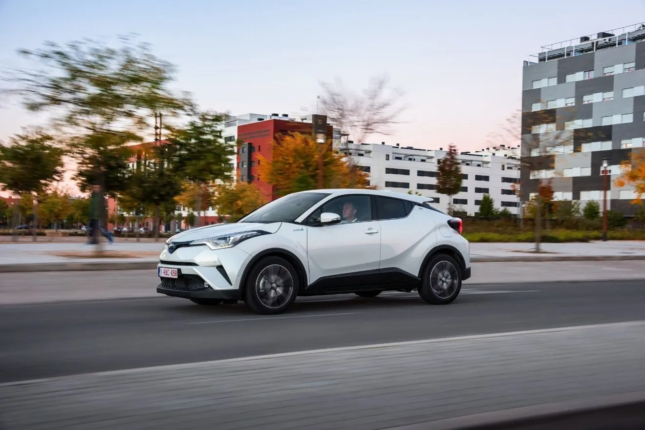 España - Noviembre 2019: El Toyota C-HR coge impulso