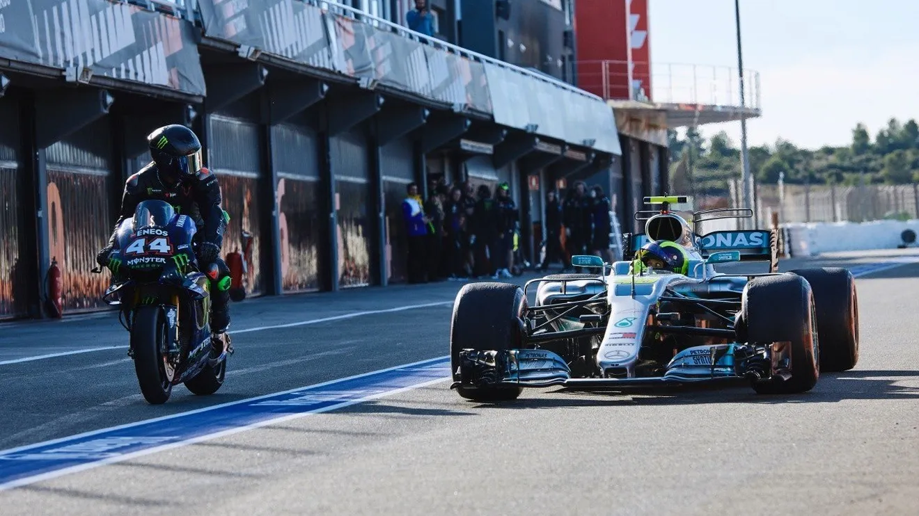 [Vídeo] Valentino Rossi y Lewis Hamilton intercambian sus máquinas