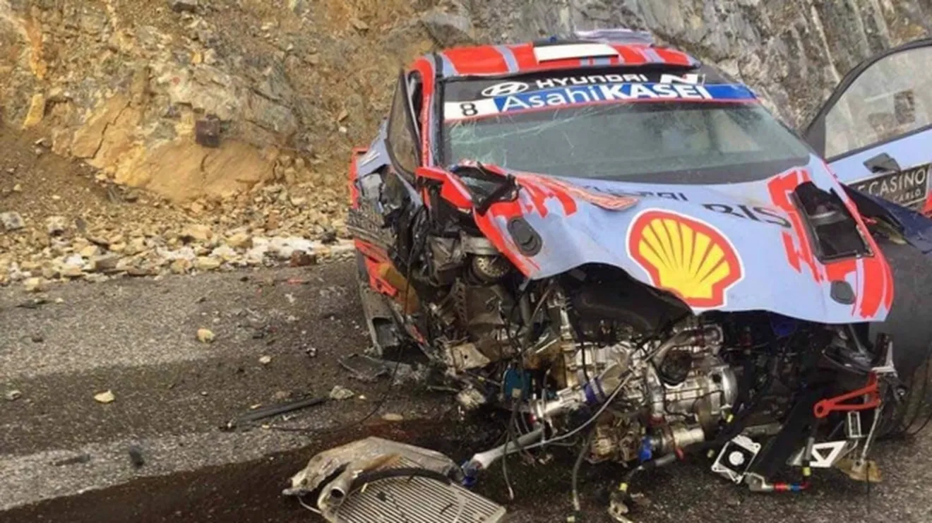 Accidente de Ott Tänak en un Rally de Montecarlo liderato por Elfyn Evans