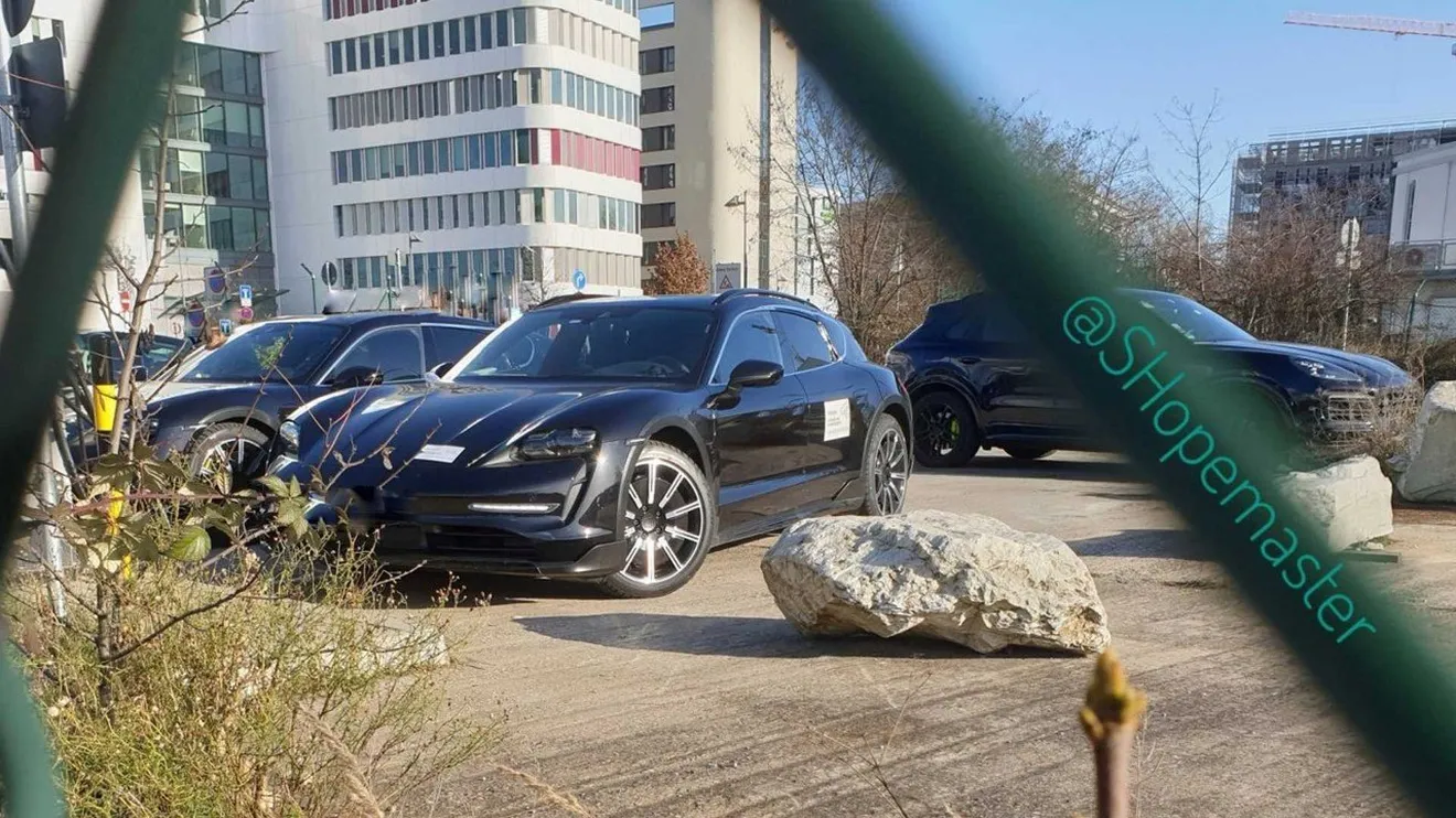 Unas fotos espía muestran al nuevo Porsche Taycan Cross Turismo virtualmente destapado