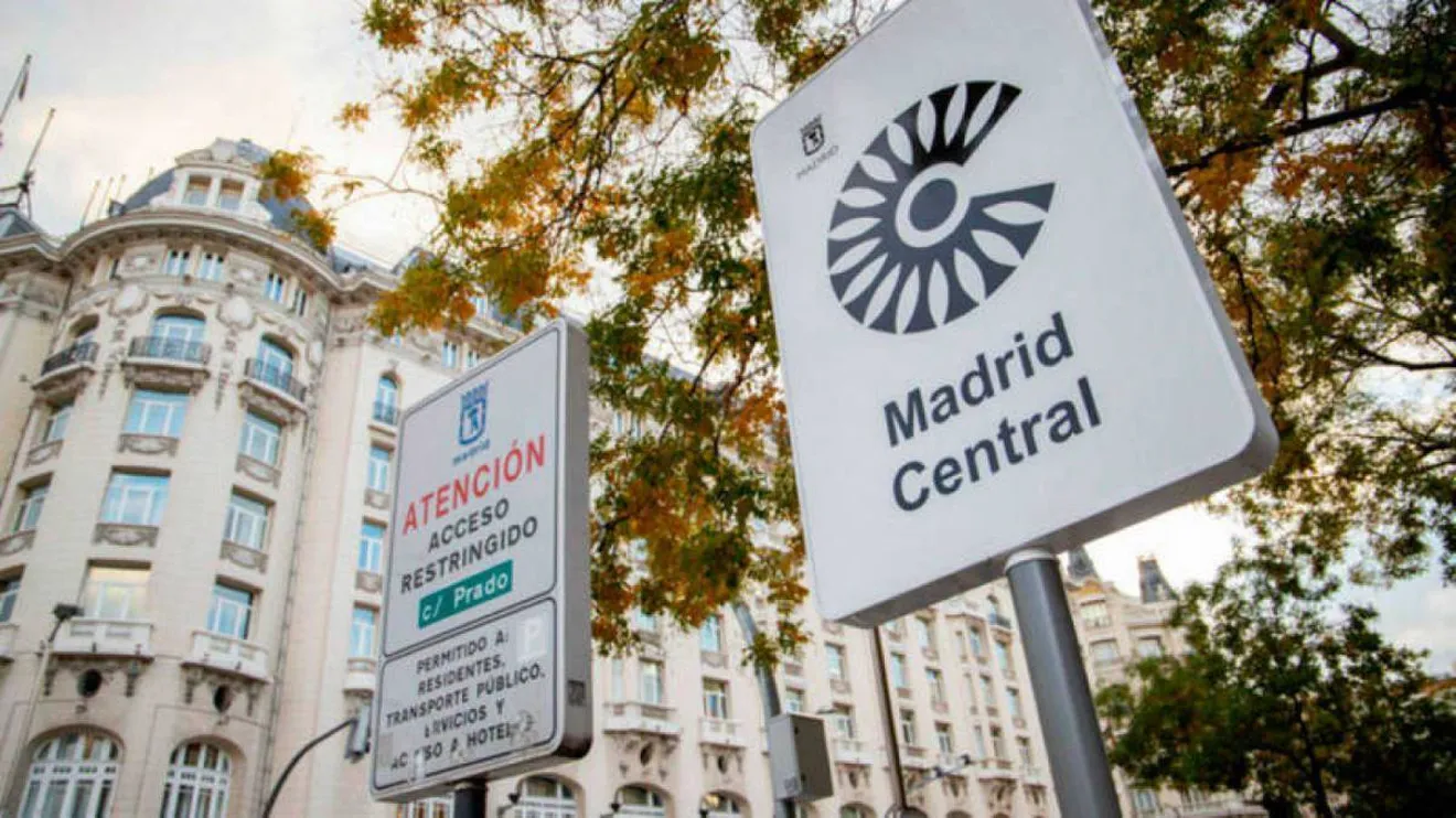Nuevas restricciones en Madrid y Barcelona ¿cómo te afectan al circular o aparcar?