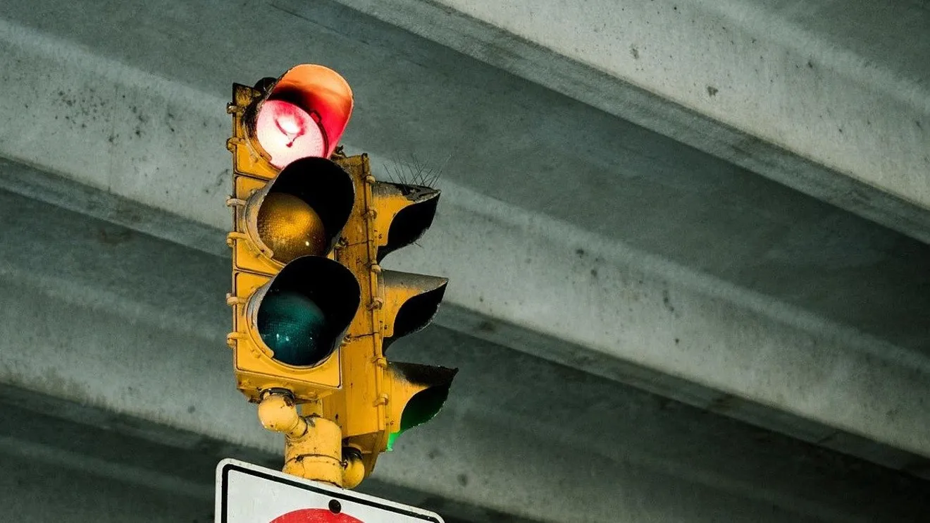 Si te saltas un semáforo en rojo, retirada de puntos y multa
