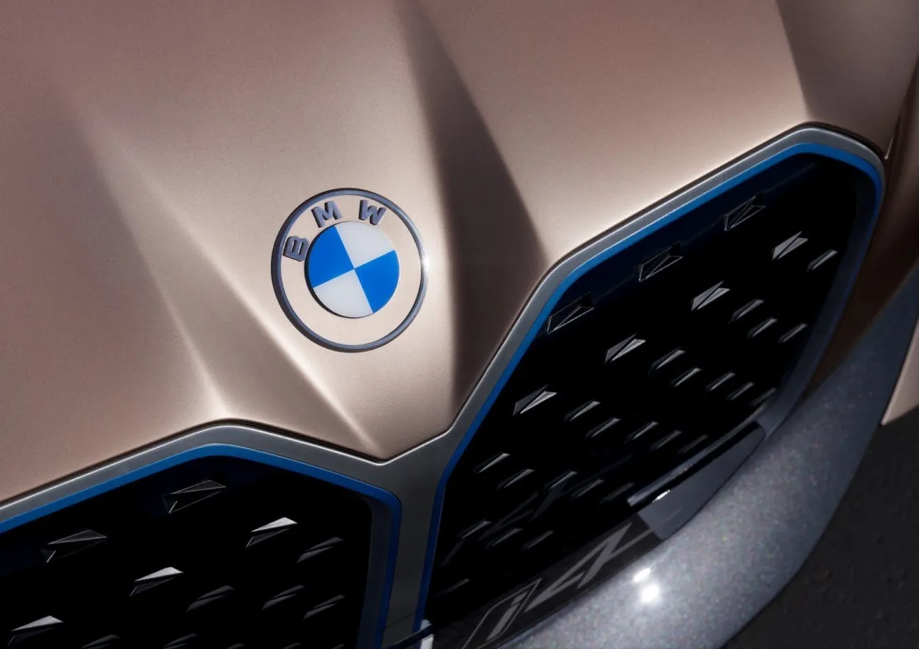 BMW y BMW M cambian el diseño de sus emblemas, el primero a bordo del Concept i4