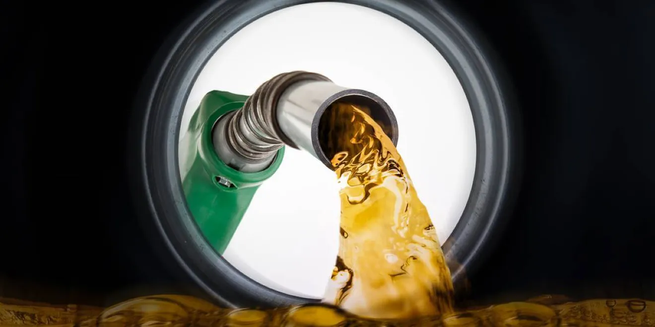 Diésel y gasolina, por debajo de 1 euro por litro siguiendo su brutal caída